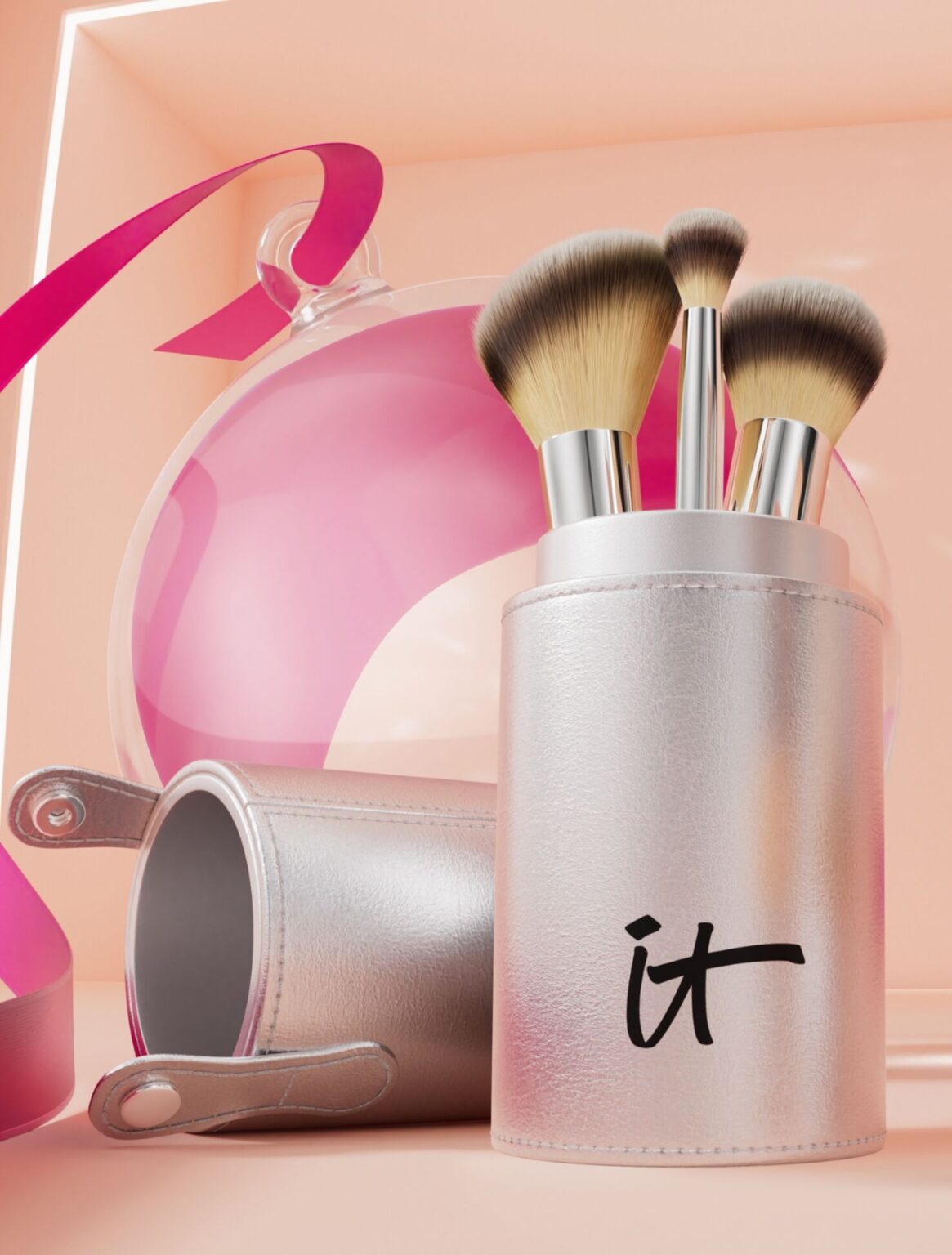 مجموعة فرش المكياج من It Cosmetics للاحتفال بالمظهر الإبداعي + حقيبة سفر فاخرة