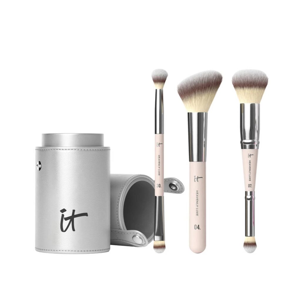 مجموعة فرش المكياج من It Cosmetics للاحتفال بالمظهر الإبداعي + حقيبة سفر فاخرة