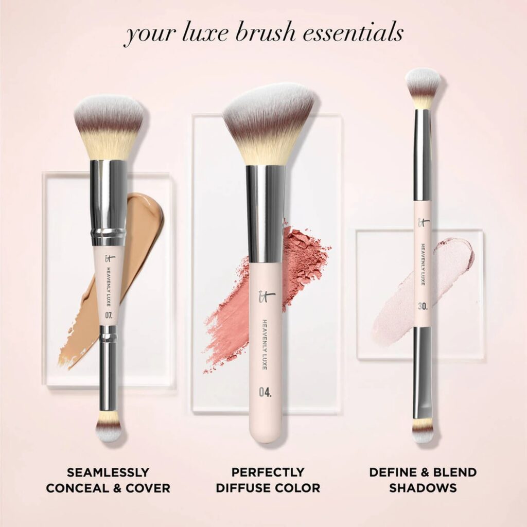 مجموعة فرش المكياج من It Cosmetics للاحتفال بالمظهر الإبداعي + حقيبة سفر فاخرة