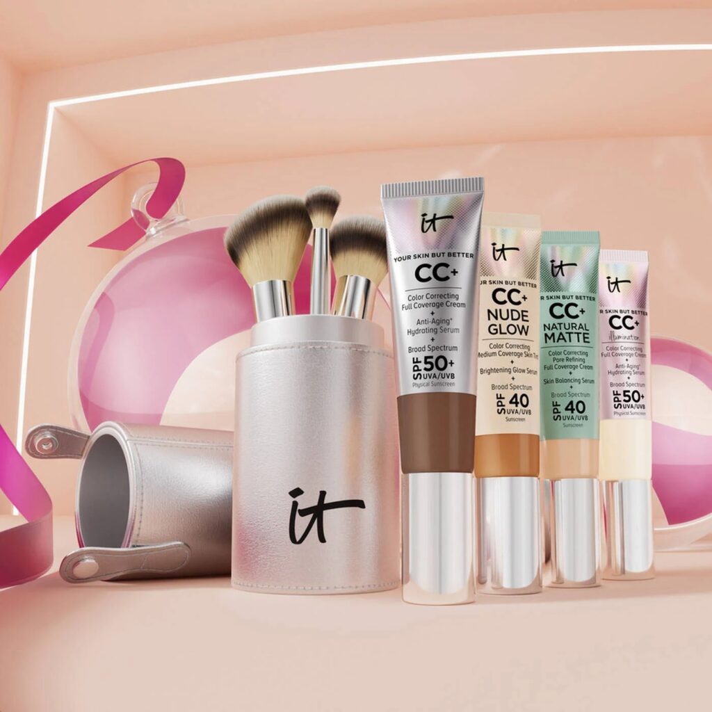 مجموعة فرش المكياج من It Cosmetics للاحتفال بالمظهر الإبداعي + حقيبة سفر فاخرة