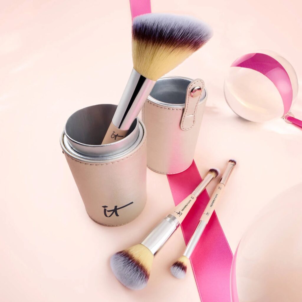 مجموعة فرش المكياج من It Cosmetics للاحتفال بالمظهر الإبداعي + حقيبة سفر فاخرة