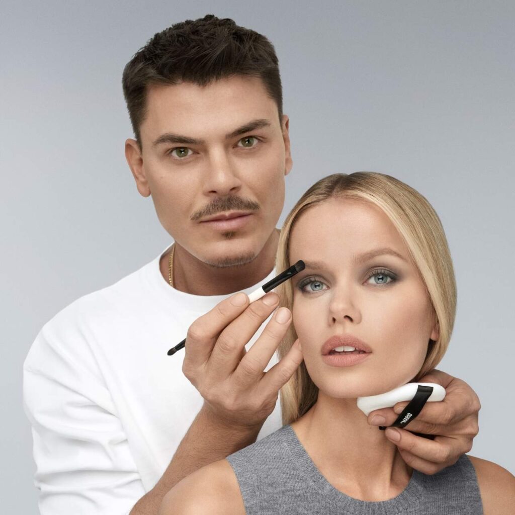 فرشاة ظلال العيون مزدوجة الطرف E6 من MAKEUP BY MARIO
