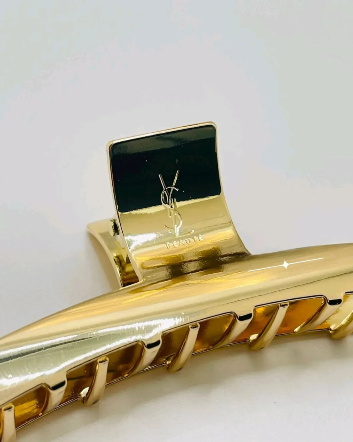مشبك شعر من YSL Beauty
