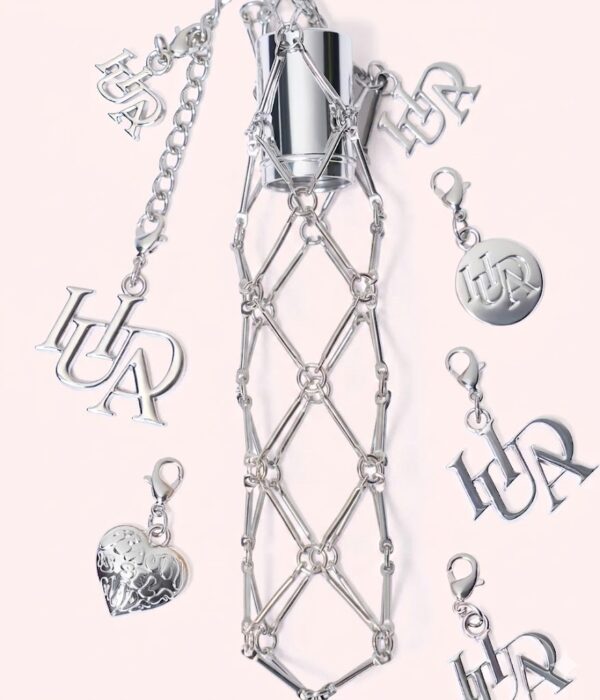 Huda Beauty TRAVEL SPRAY FRAGRANCE HOLDER WITH CHARMS